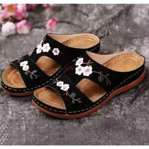 Women's Floral Summer Sandals Size 7/38 NWOT